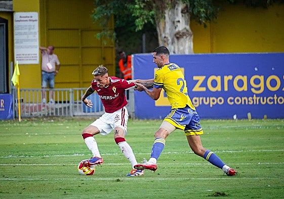Isi Gómez controla un balón ante la presión de Solsona, del Orihuela.