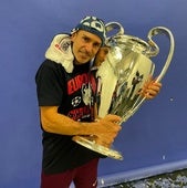 Campeón de Europa. El nutricionista Juanjo Morillas, el pasado mayo, abrazado al trofeo de la Champions League.