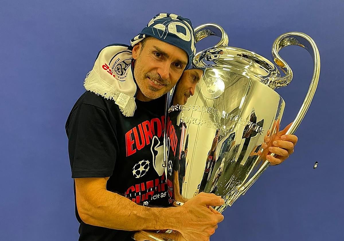 Campeón de Europa. El nutricionista Juanjo Morillas, el pasado mayo, abrazado al trofeo de la Champions League.