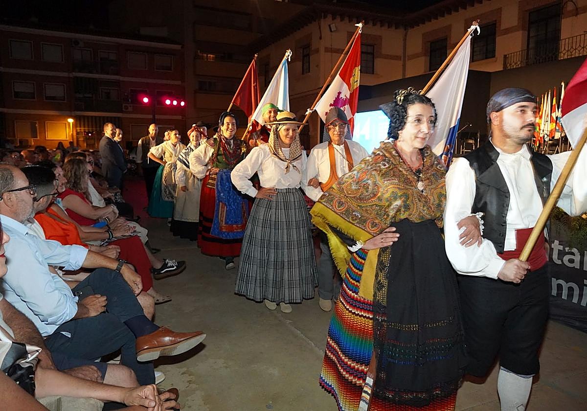 Miembros de los grupos participantes en el Festival de Jumilla.
