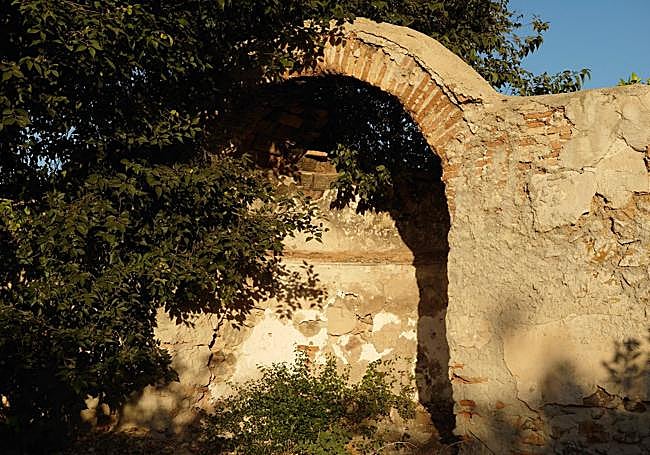 Estancia abovedada que está adosada al muro de cerramiento del huerto.