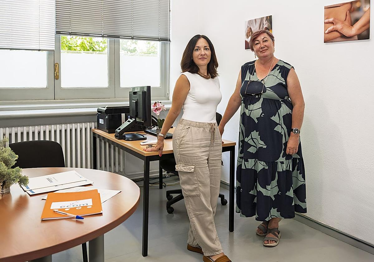 Natalia (dcha.) ha conseguido trabajo en la empresa tarraconense Delafruit a través de 'Incorpora'.