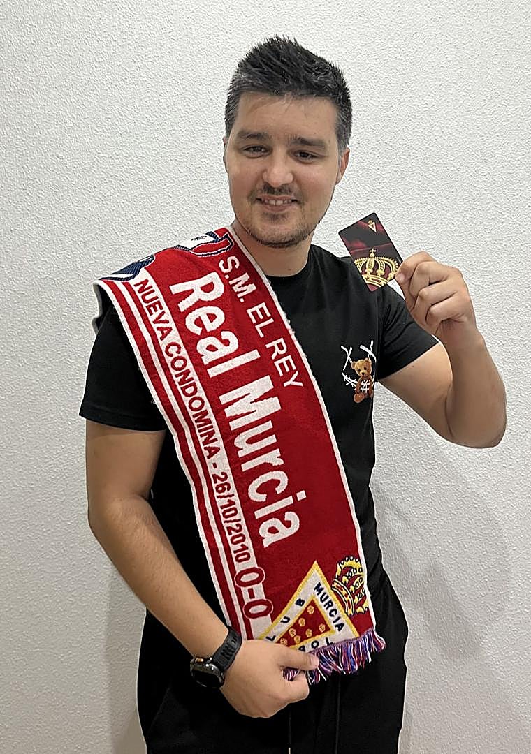 Imagen - Gonzalo Martínez, con su primer carnet de abonado del Murcia.