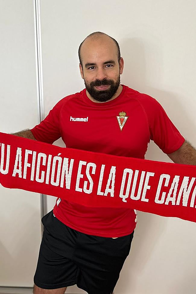 Juan Miguel Hernández, socio del club por primera vez, con los colores del equipo.