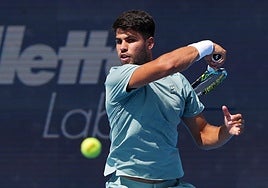 Carlos Alcaraz responde de derecha, el pasado domingo, en el duelo ante Damir Dzumhur.