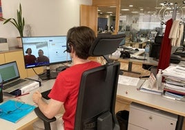 Un funcionario de la Comunidad atiende a un ciudadano a través de videollamada.