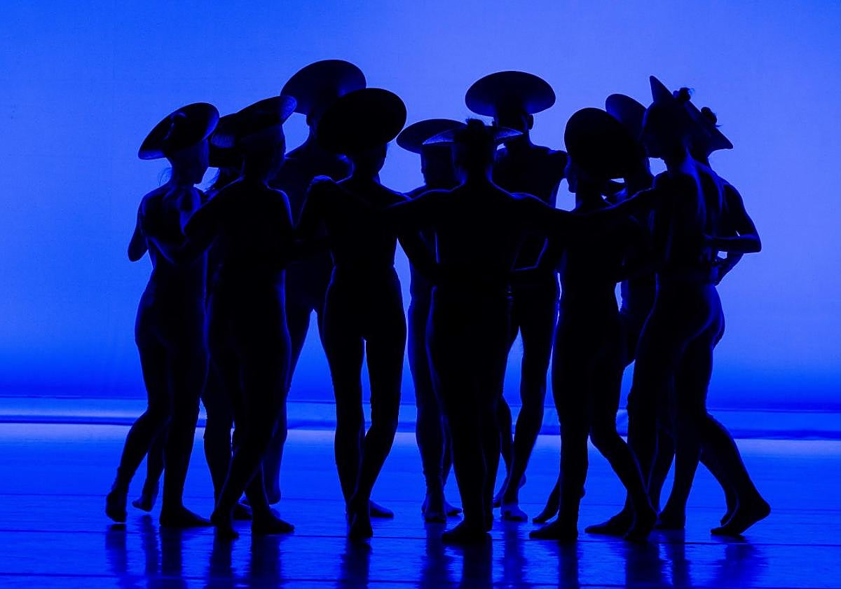 Michael Baboolal, Adrian W.S. Batt , Justin Calvadores, Rose Gagnol, Valeria Galluccio, Luigi Luna, Carol Prieur, Sophie Qin, Celeste Robbins, Clémentine Schindler,Ana Van Tendeloo y Jérôme Zerges, durante la representación de 'Magnificat', coreografía de Marie Chouinard.
