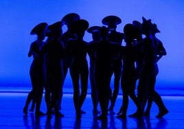 Michael Baboolal, Adrian W.S. Batt , Justin Calvadores, Rose Gagnol, Valeria Galluccio, Luigi Luna, Carol Prieur, Sophie Qin, Celeste Robbins, Clémentine Schindler,Ana Van Tendeloo y Jérôme Zerges, durante la representación de 'Magnificat', coreografía de Marie Chouinard.