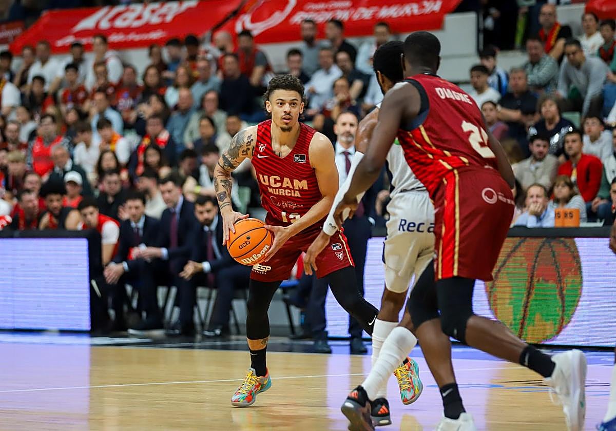 Diagne sube a poner un bloqueo directo al defensor de Radebaugh, otro de los que continúan.