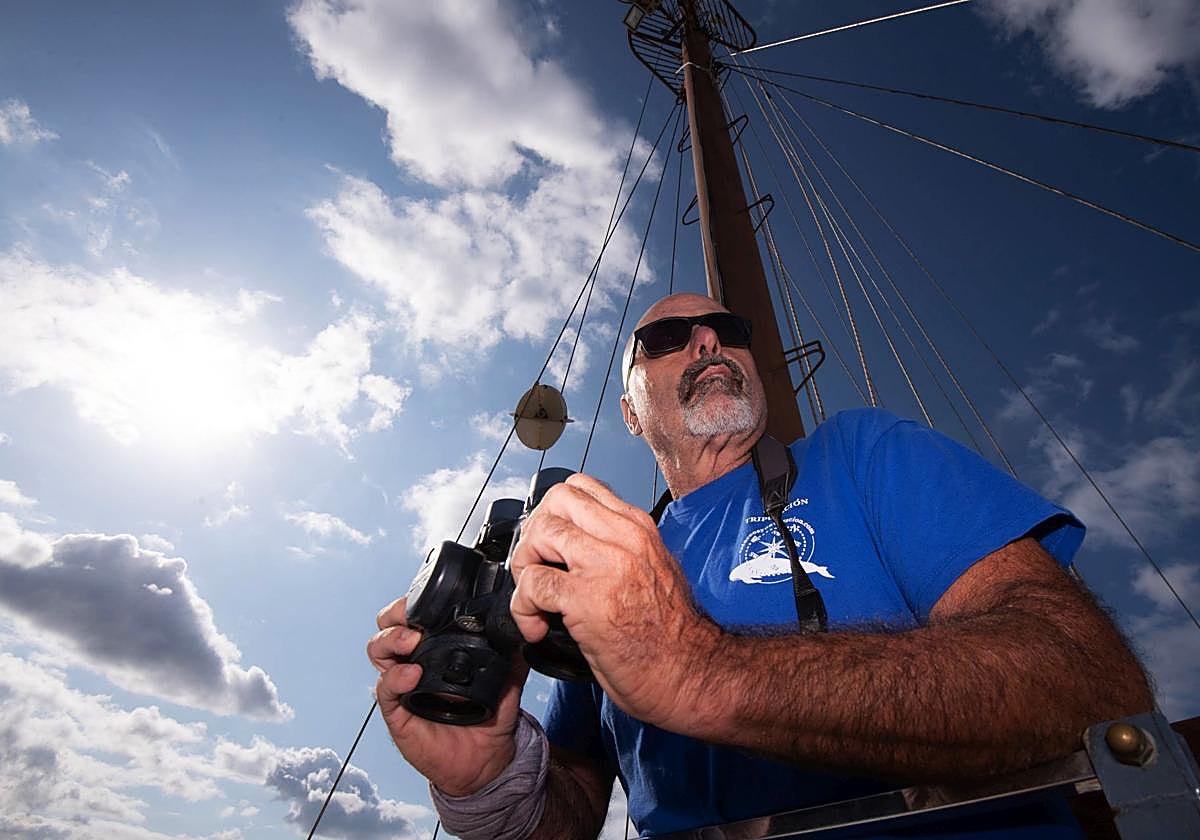 Ojo avizor. El patrón de marina mercante Antonio Méndez vigila los mares para mostrar a los visitantes todos los cetáceos que frecuentan el Golfo de Mazarrón desde su barco 'Karyam'.