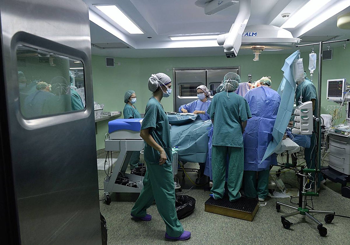 Intervención quirúrgica en La Arrixaca, en una imagen de archivo.