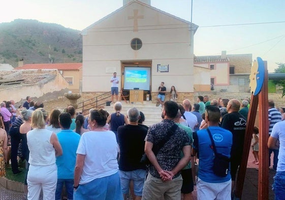 Vecinos de El Rincón y poblaciones vecinas durante la asamblea informativa sobre el proyecto de construcción de una planta de biogás.