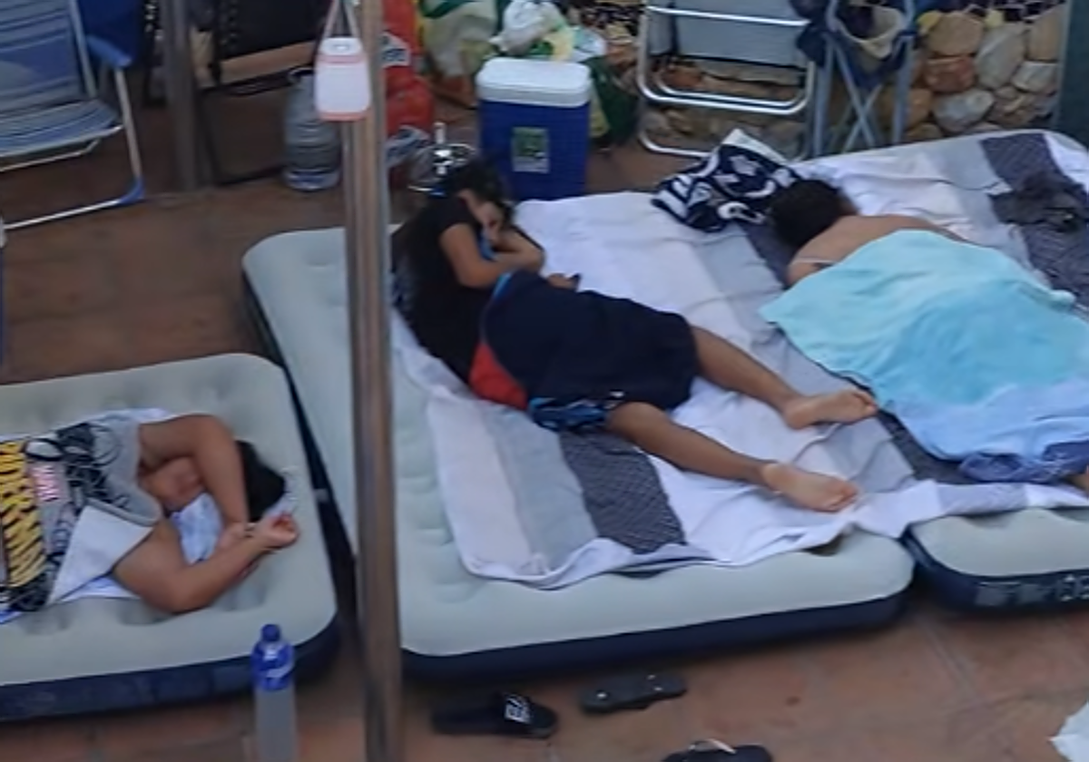 El grupo de acampados, antes de su desalojo de Cala Cortina.