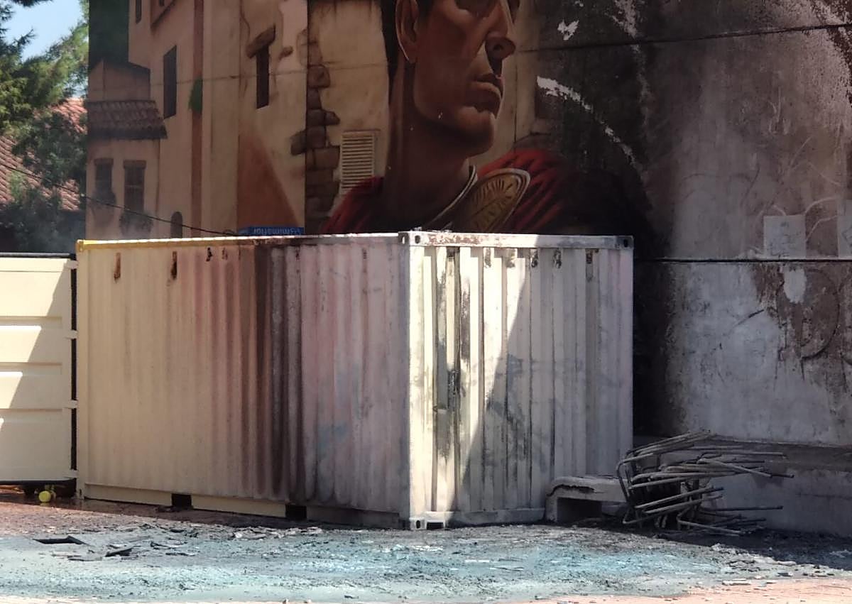 Imagen secundaria 1 - Arden el mural de la plaza Pico Roldán de Canteras y las mesas y sillas destinadas a las fiestas