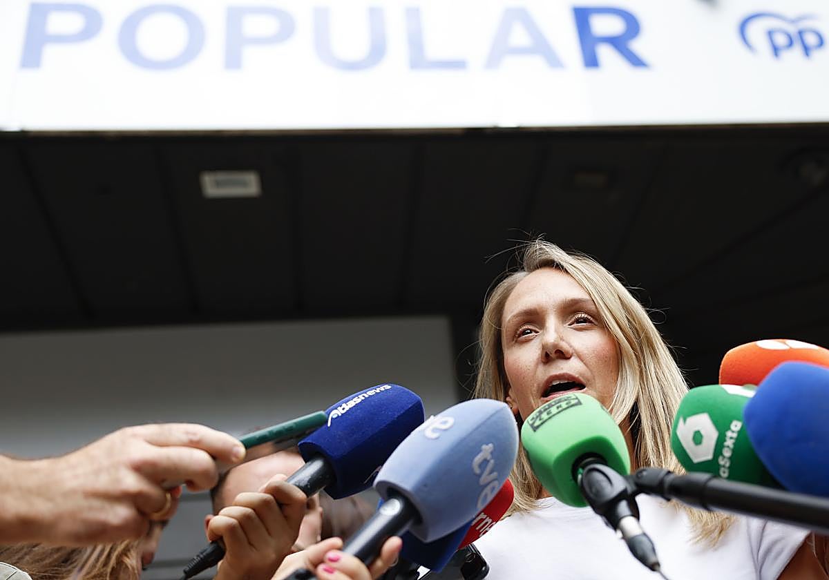 Alma Ezcurra, este martes, atendiendo a los medios.