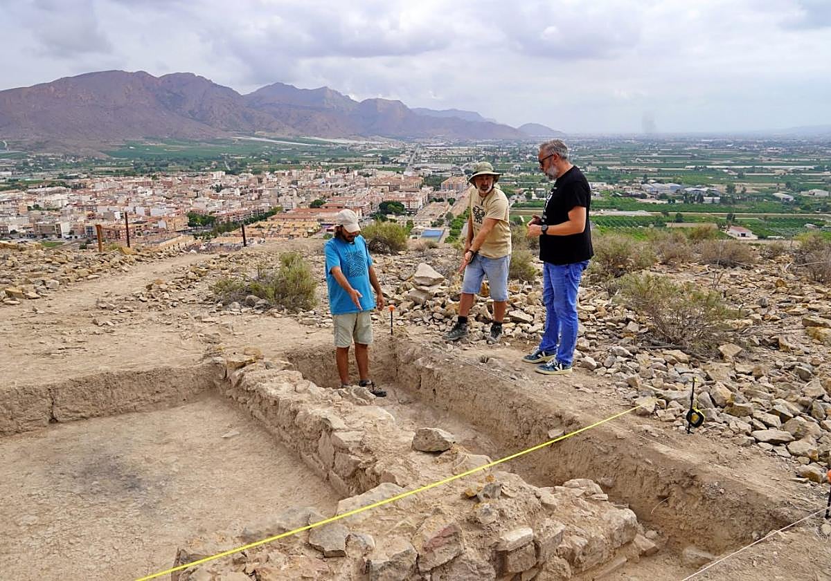 El alcalde (d), en su visita al poblado ibérico de Cobatillas la Vieja.