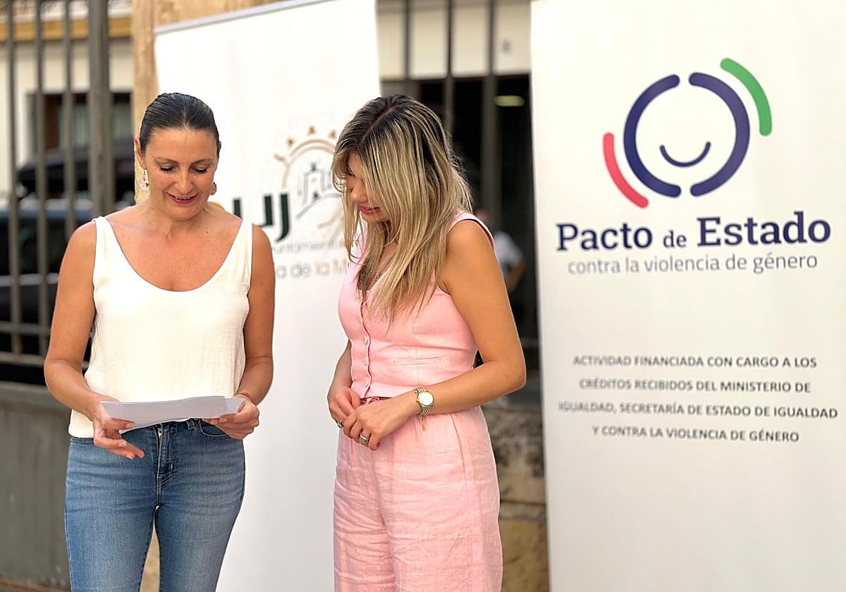 Las ediles de Mujer y Sanidad, María de las Huertas García y Belén Díaz, en el CAVI de Lorca este martes.