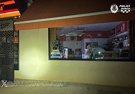 Cristal de la tienda de la gasolinera reventada por los ladrones.
