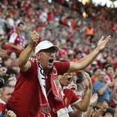 Un seguidor grana protesta en el 'playoff' frente al Nástic.