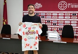 Dener, este martes, en su presentación como jugador de ElPozo.