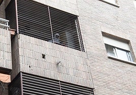 Un agente de Criminalística de la Guardia Civil inspecciona el piso donde se halló el cadáver.