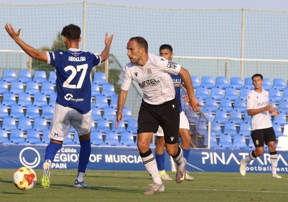 Nacho Martínez controla un balón en el duelo ante el Melilla.
