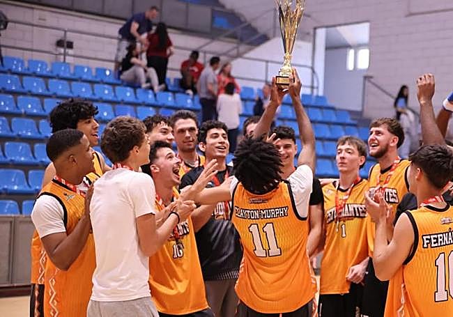 El Estudiantes celebra el título de Primera y el ascenso a Tercera.