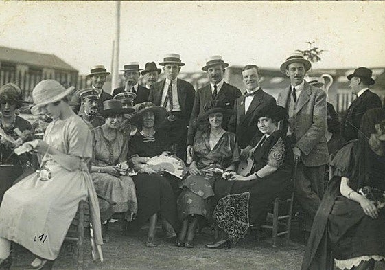 Los veranos de la familia Robinson Lizana y de Julio Lizana nadan entre Portmán, Cartagena y Los Nietos