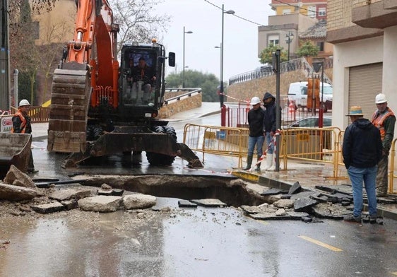 Socavón provocado por las fuertes lluvias en la calle San Fernando, en Lorca.