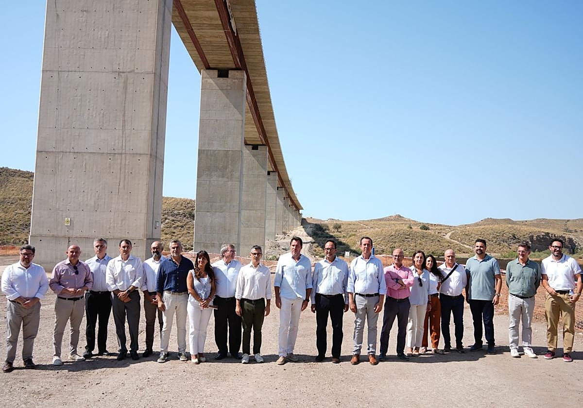 Los ministros Puente y Bolaños posan con otros altos cargos y técnicos bajo el viaducto de Los Feos, en Almería.