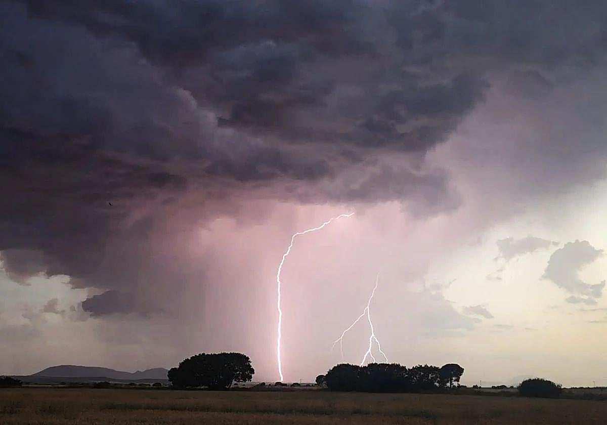 Imagen de una tormenta sobre el municipio de Caravaca.