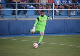 Iván Buigues saca de portería en un partido de esta temporada en El Rubial