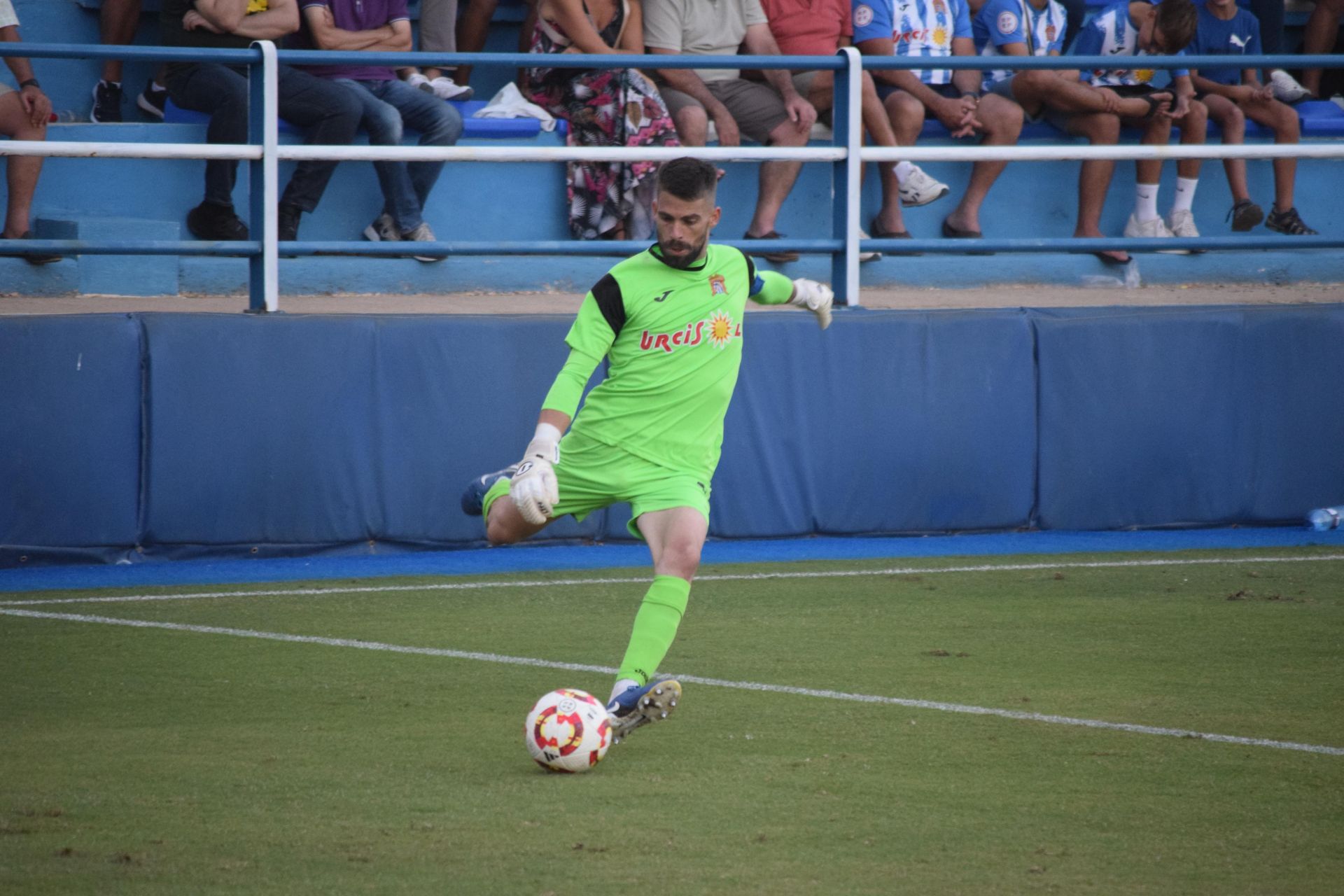 Iván Buigues saca de portería en un partido de esta temporada en El Rubial