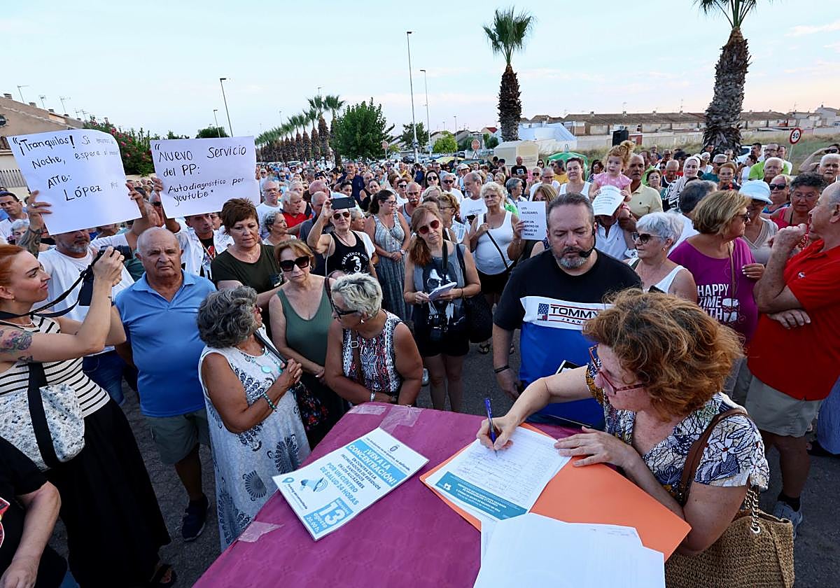 Recogida de firmas, este miércoles, contra el proyecto para construir una incineradora de residuos sanitarios en Los Alcázares.