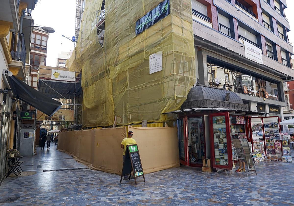 El andamio cubre ahora la parte del edificio que da a la calle Honda.
