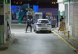 Los ladrones se bajan del coche en una gasolinera de Cabezo de Torres.