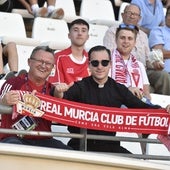 En la casa grana. El sacerdote Miguel Tovar, junto a otro fiel del Murcia, en el Enrique Roca.