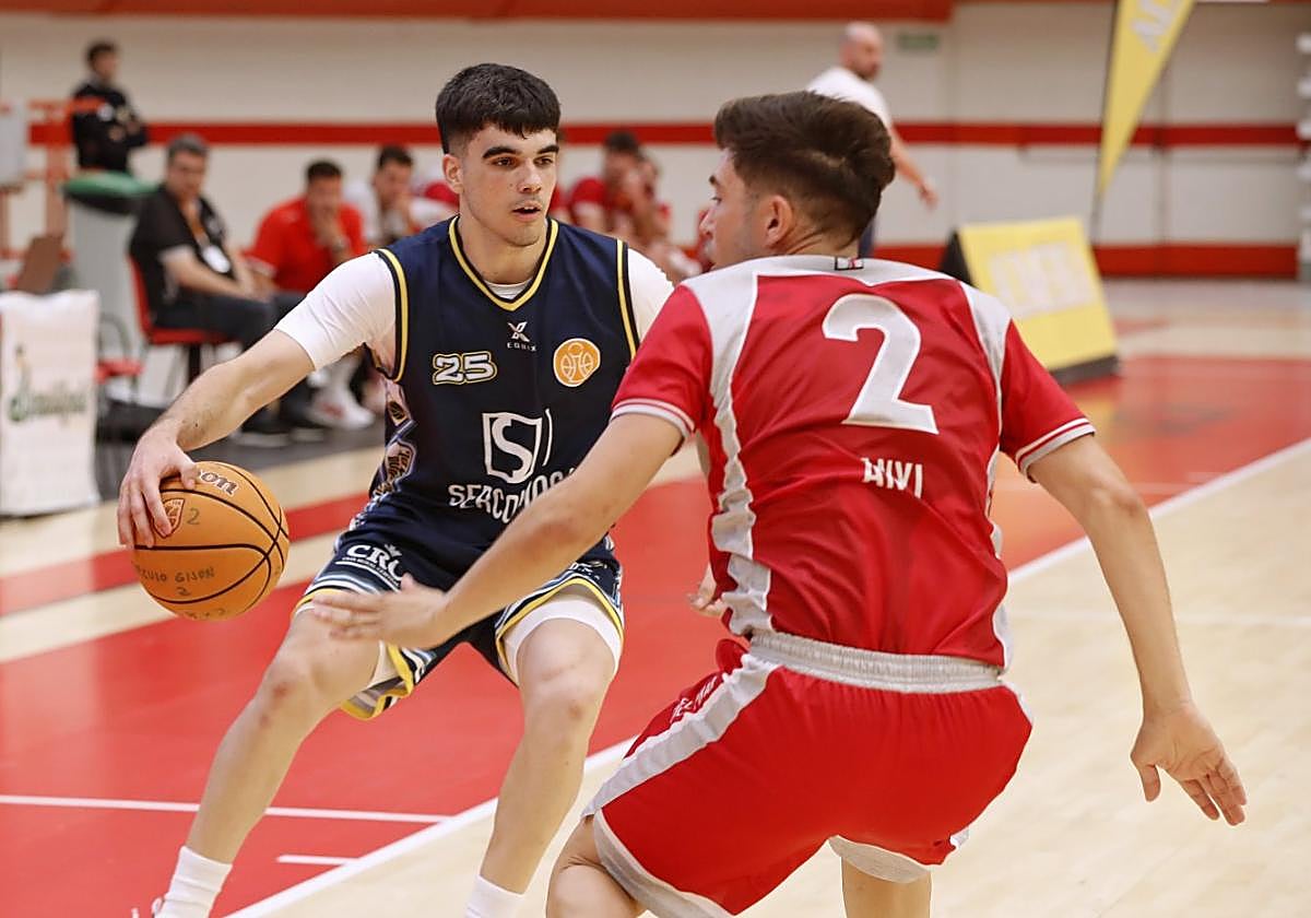 Fran Hernández, más conocido como 'Voltios', en el segundo partido de la fase de ascenso a Segunda FEB, ante el Colegio El Pinar.