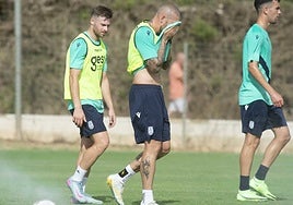 Fran Vélez seguido de Perejón en un entrenamiento.