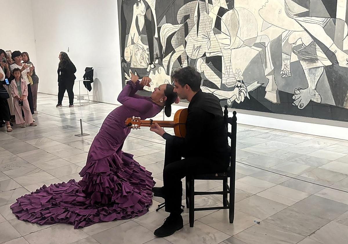 Ofelia Márquez (baile) y el murciano Raúl Corredor López (guitarra) en la sala del 'Guernica' del Museo Reina Sofía esta semana.