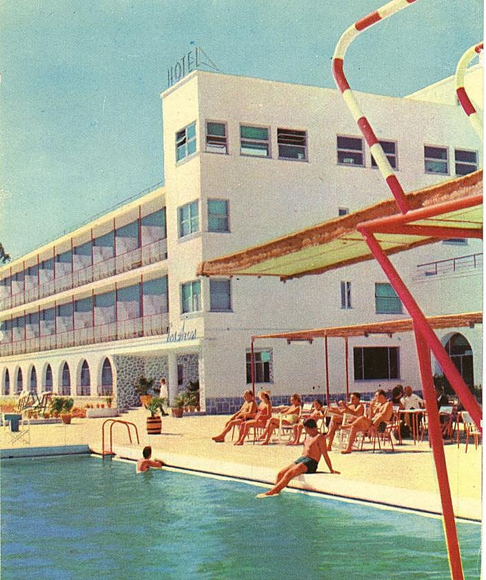 Imagen secundaria 2 - 1. Puerto de Mazarrón. Detalle del proyecto para instalación y ampliación del Camping Playa de Mazarrón (en 1983). 2. San Pedro del Pinatar. Vista de la playa y el Hotel Neptuno, incluida en la serie de postales 'Costa de la Luz' (c. 1965). 3. San Javier. Hotel Los Arcos, en Santiago de la Ribera c. 1965). 