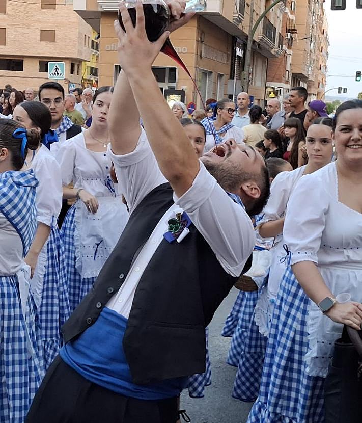 Imagen secundaria 2 - Jumilla pone de largo sus raíces