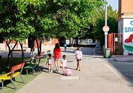 Participantes de la escuela de verano en Lorca dentro del recinto del CEIP San Fernando.