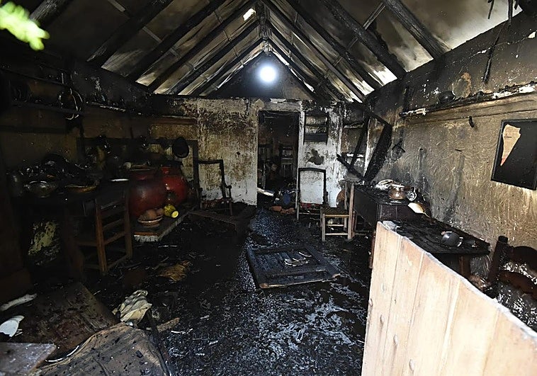 Imagen del interior y la cocina de la peña, quemado, este jueves.