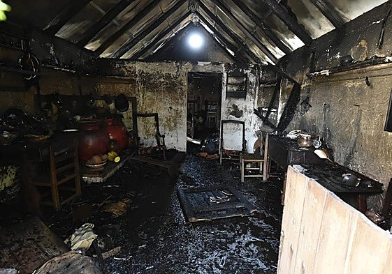 Imagen del interior y la cocina de la peña, quemado, este jueves.