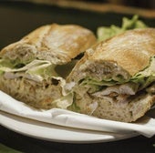 Un hombre se atraganta al comer un bocadillo en San Javier.