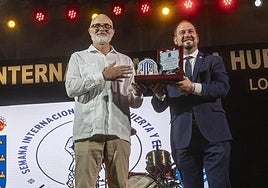 José Manuel Puebla, junto al alcalde de Los Alcázares, Mario Pérez Cervera.