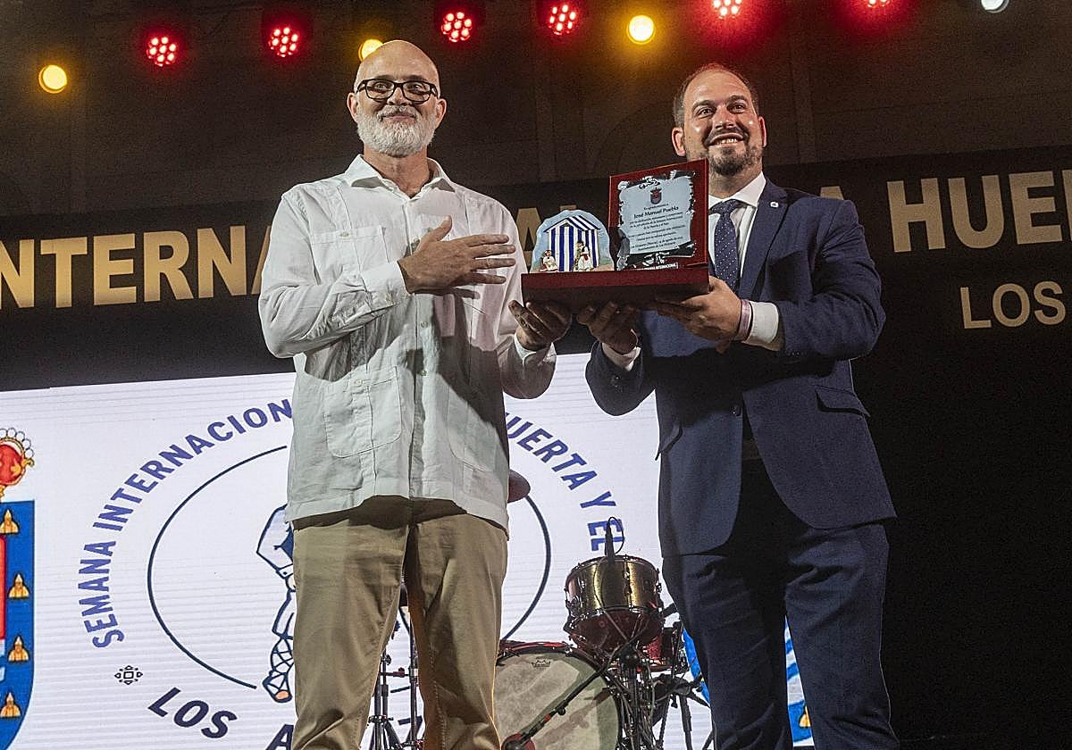 José Manuel Puebla, junto al alcalde de Los Alcázares, Mario Pérez Cervera.