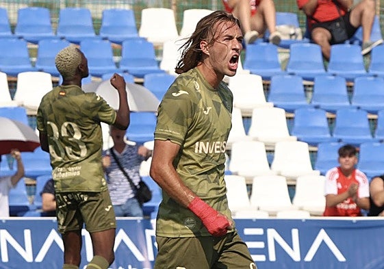 Pedro Benito celebra un gol contra el Melilla.