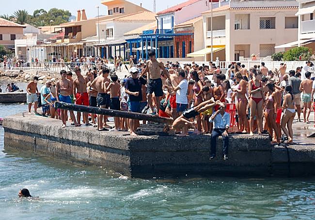 Concurso de cucaña en Cabo de Palos.